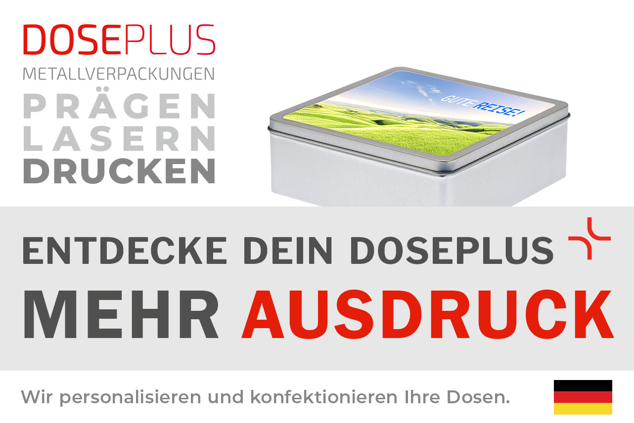 Doseplus quadratische silberne Metalldose mit farbigem Digitaldruck einer grünen Landschaft und der Aufschrift „Gute Reise!“. Text: „Metallverpackungen prägen, lasern, drucken – Entdecke dein Doseplus, mehr Ausdruck“.