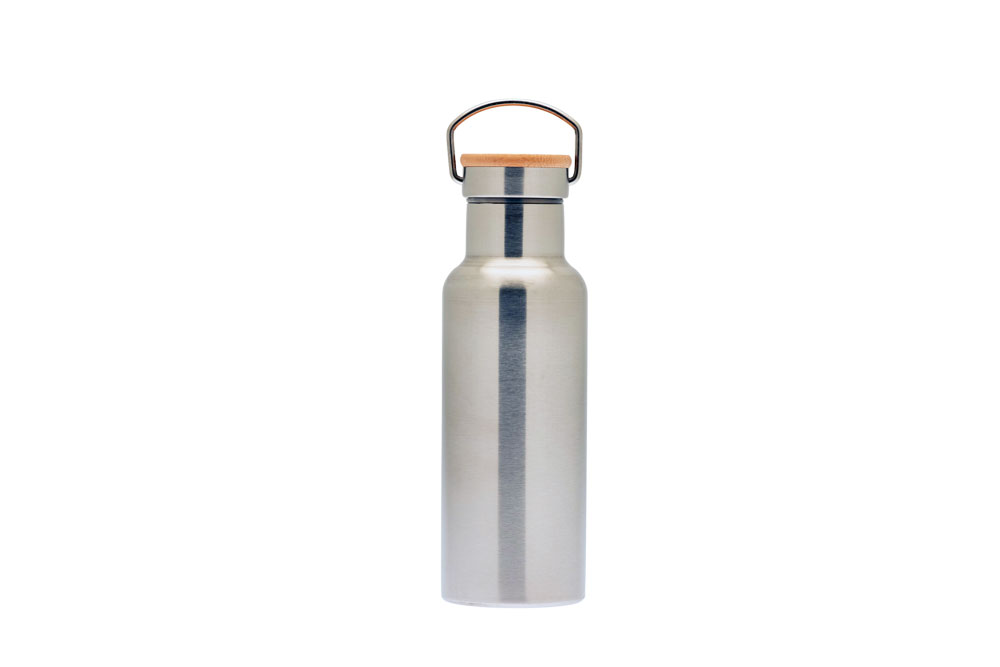 Geschlossene Edelstahlflasche mit Holzverschluss und Metallbügel, auf weißem Hintergrund fotografiert.