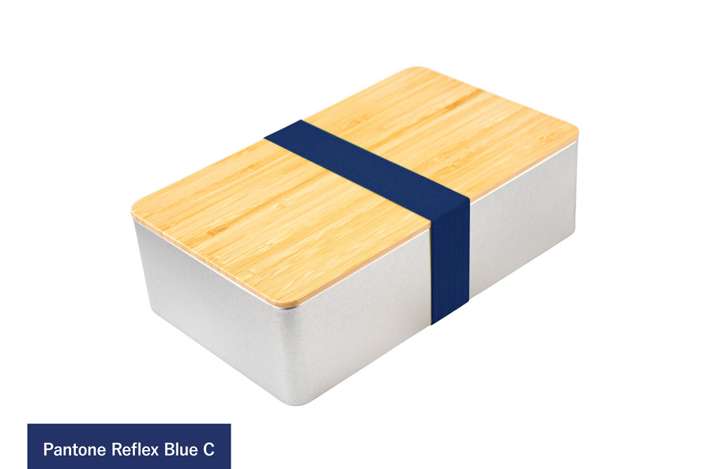 Eckige Blechdose aus silberfarbenem Metall mit Bambusdeckel, versehen mit tiefblauem Farbband (Pantone Reflex Blue C), auf weißem Hintergrund.