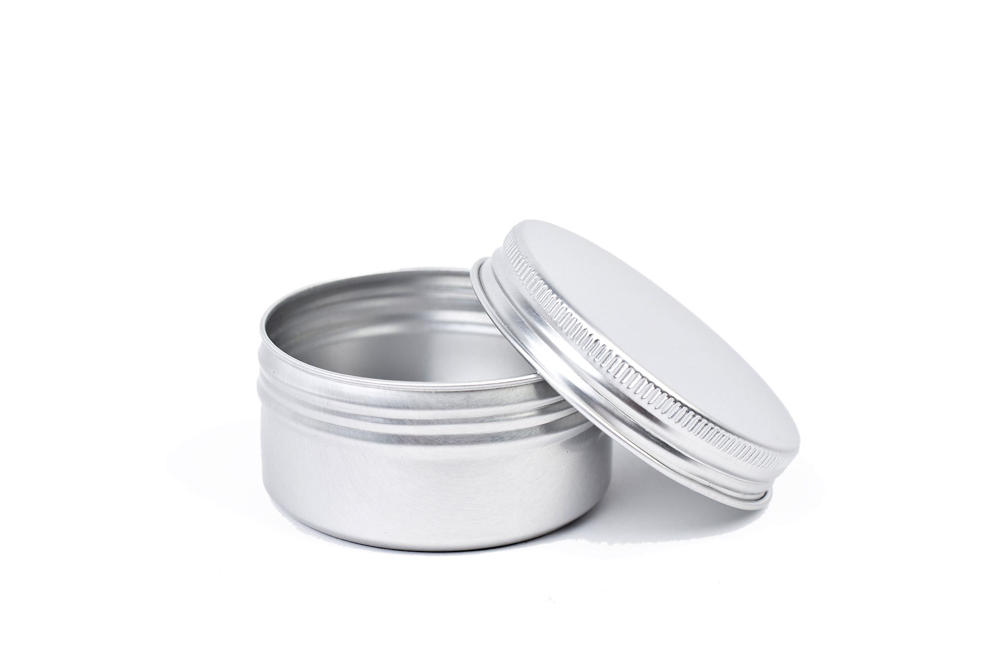 Detailansicht einer geöffneten Aluminiumdose mit Schraubdeckel, 100 ml, für sichere Aufbewahrung.