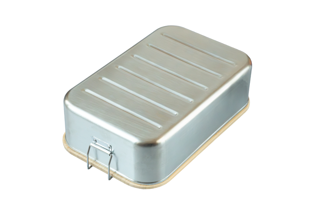 Rechteckige Lunchbox mit Buchenholzdeckel und seitlichen Metallverschlüssen.