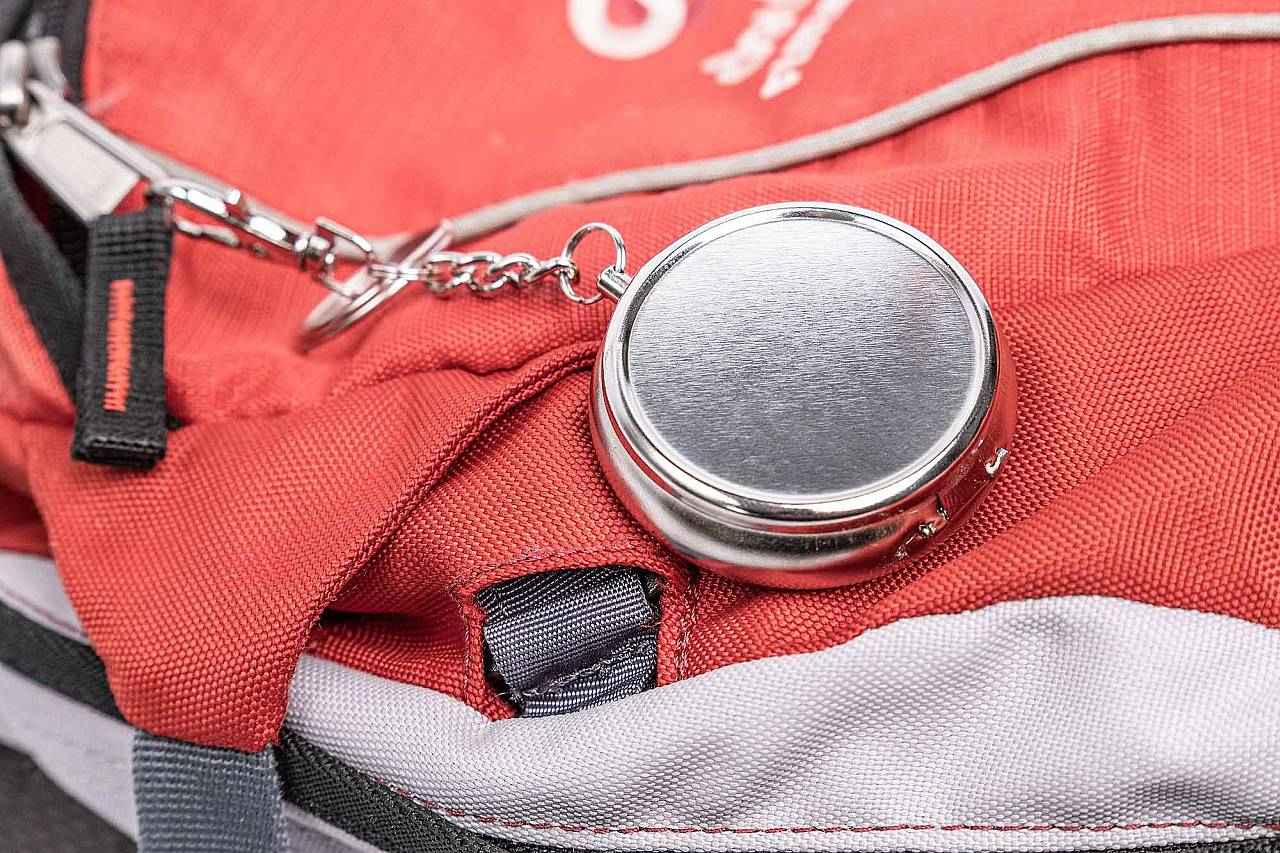 Kompakter Taschenaschenbecher mit verschließbarem Deckel zur diskreten Aufbewahrung von Zigarettenasche und Zigarettenstummeln unterwegs
