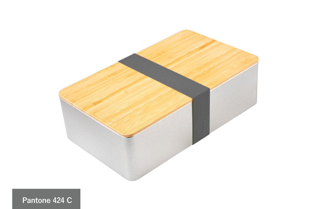 Eckige Blechdose aus silberfarbenem Metall mit Bambusdeckel, versehen mit elegantem Grau (Pantone 424 C), auf weißem Hintergrund.