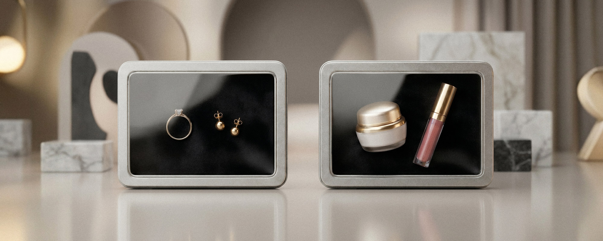 Elegante silberne Präsentationsdosen mit Sichtfenster und schwarzen Einsätzen für Schmuck und Kosmetik; hochwertige Produktaufnahme mit luxuriösem Ambiente.