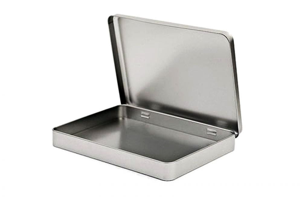Geöffnete A5-Maxi-Metalldose aus silberfarbenem Weißblech mit hochgeklapptem Scharnierdeckel, fotografiert auf weißem Hintergrund.
