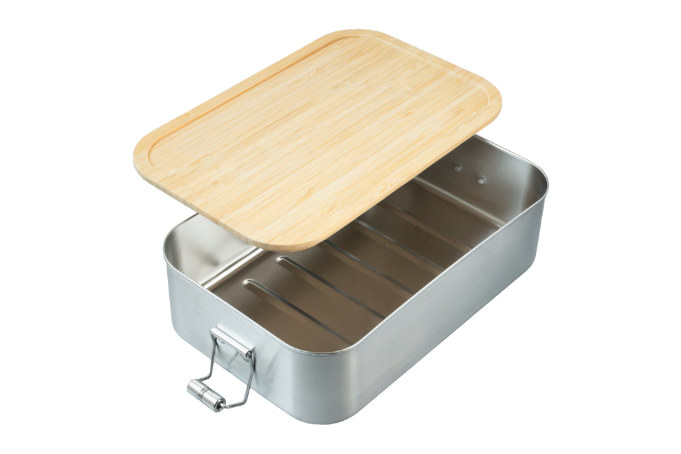Edelstahl-Lunchbox mit geöffnetem Buchenholzdeckel und seitlichem Metallgriff vor weißem Hintergrund.