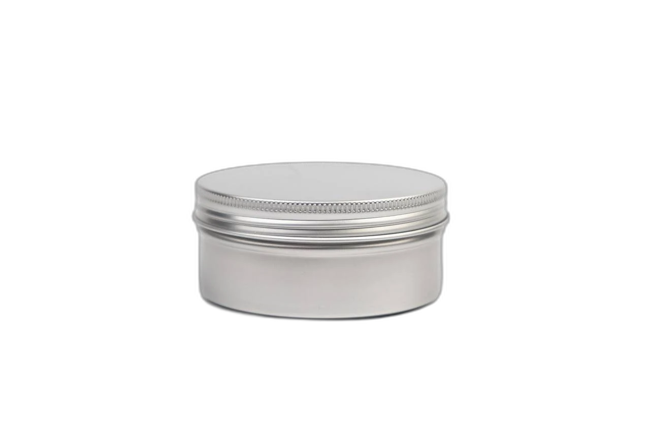 Runde 150 ml Aluminiumdose mit geschlossenem Schraubdeckel, seitlich fotografiert. Die Dose ist silberfarben mit geriffeltem Deckelrand.