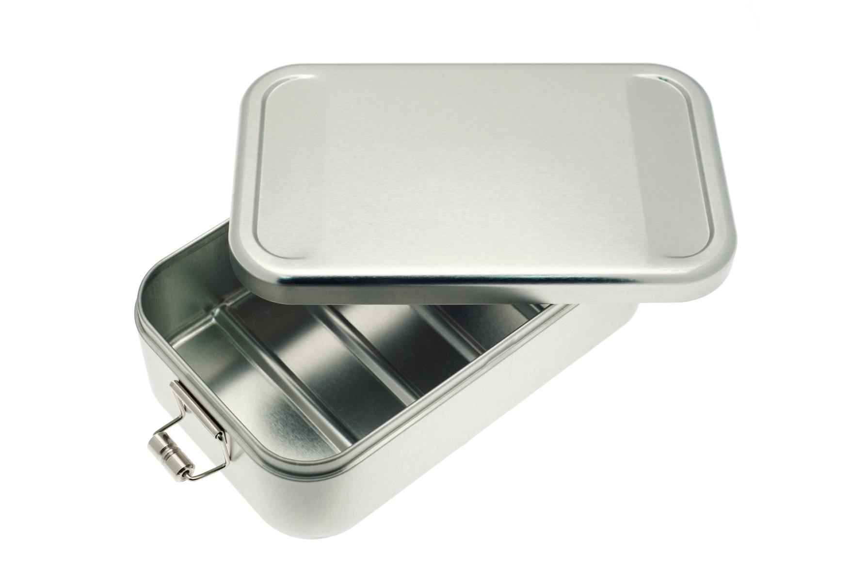 Geöffnete rechteckige Lunchbox aus silberfarbenem Metall mit abgenommenem Deckel und Clip-Verschlüssen, fotografiert auf weißem Hintergrund.