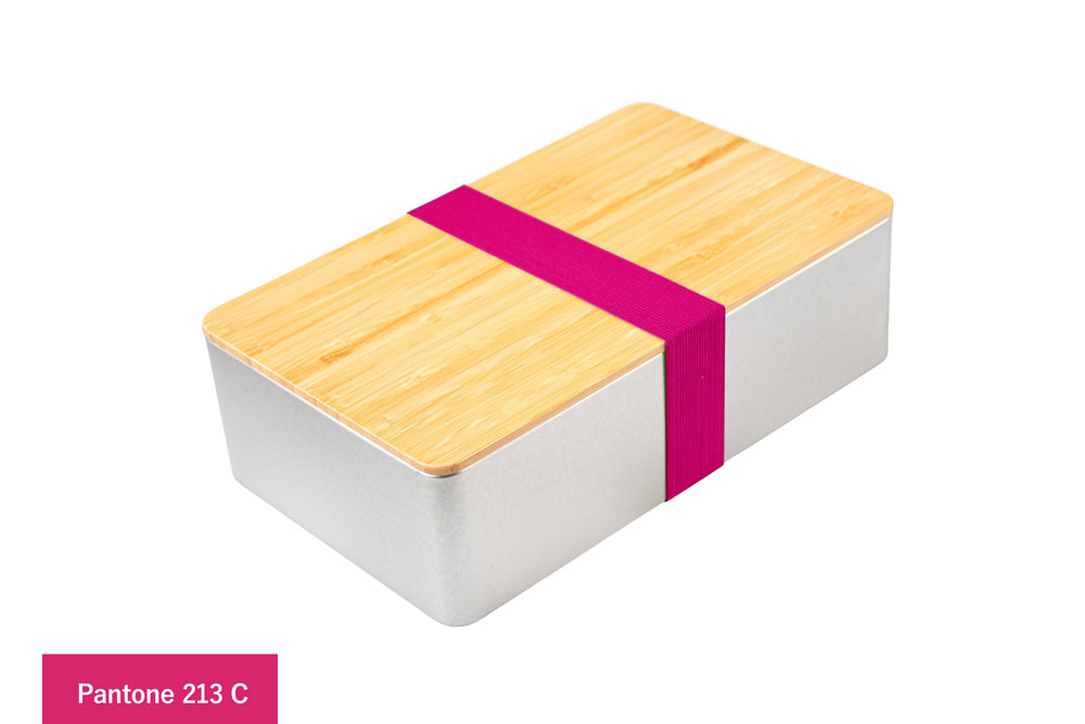 Eckige Blechdose aus silberfarbenem Metall mit Bambusdeckel, versehen mit kräftigem Pink (Pantone 213 C), auf weißem Hintergrund.