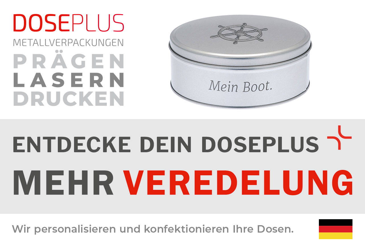 Doseplus runde silberne Metalldose mit graviertem Steuerrad und Schriftzug „Mein Boot.“ Text: „Metallverpackungen prägen, lasern, drucken – Entdecke dein Doseplus, mehr Veredelung“.