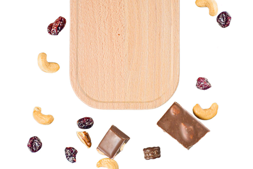 Buchendeckel für Lunchbox, dekorativ platziert mit Schokolade, Nüssen und Trockenfrüchten – nachhaltiges Ersatzteil