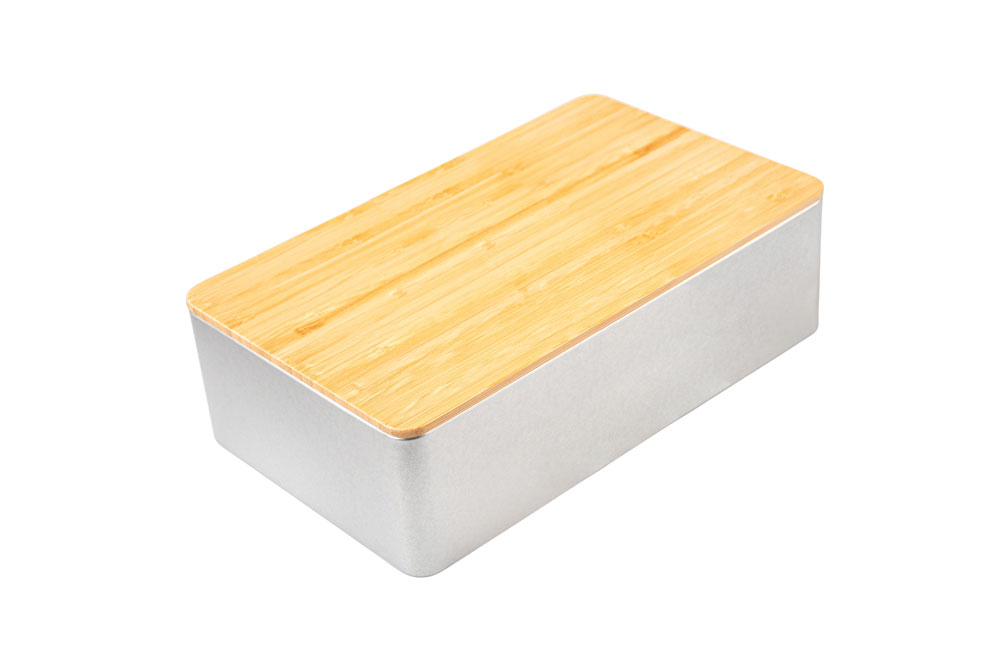 Eckige Blechdose aus silberfarbenem Metall mit Bambusdeckel