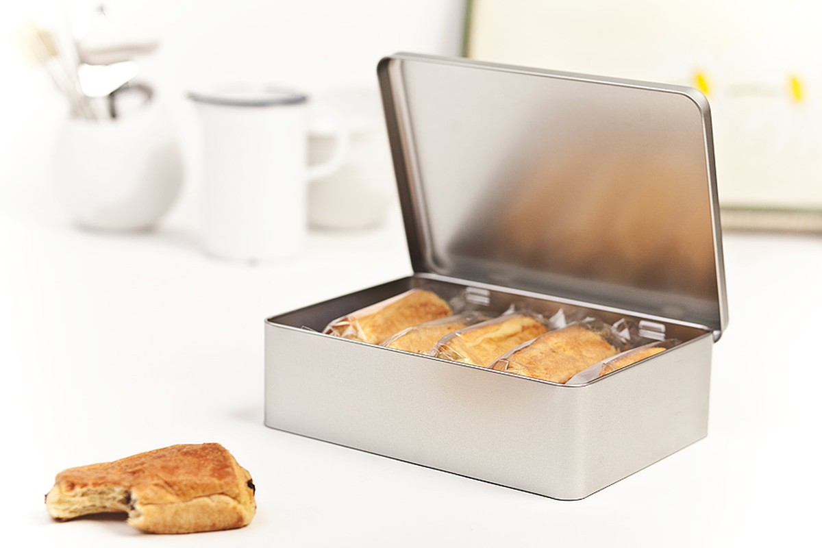 Geöffnete Gebäckdose DSE 091 mit einzeln verpacktem Gebäck für Bäckereien und Händler