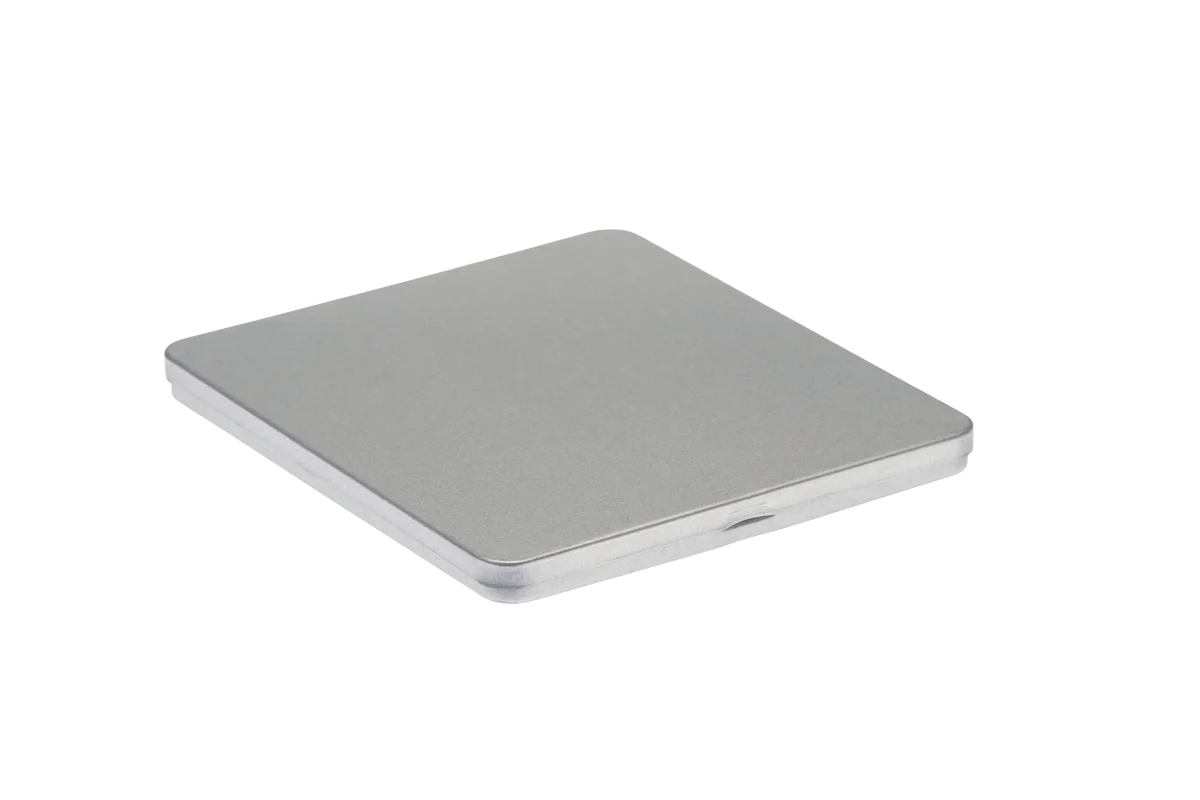 Geschlossene eckige CD-Metallbox aus silberfarbenem Metall, flaches Design, auf neutralem Hintergrund fotografiert.