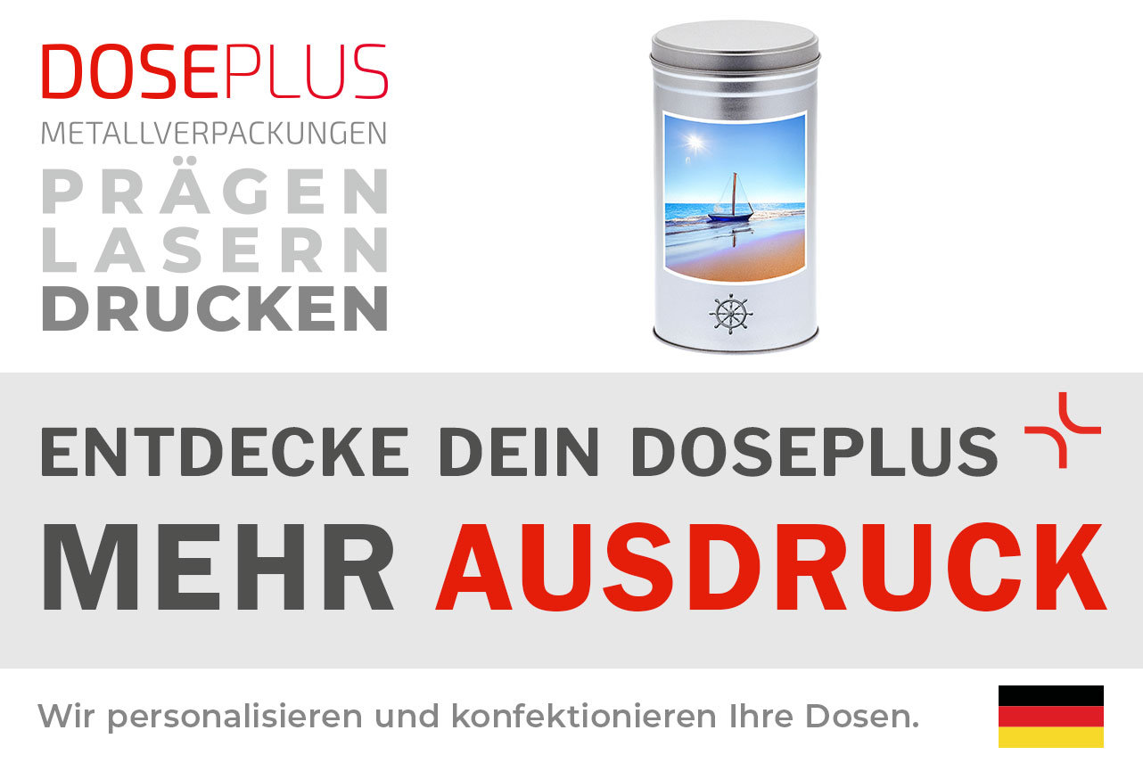Doseplus runde silberne Metalldose mit maritimem Motiv eines Segelboots am Strand. Text: „Metallverpackungen prägen, lasern, drucken – Entdecke dein Doseplus, mehr Ausdruck“.