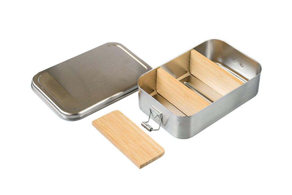 Edelstahl-Lunchbox mit geöffnetem Deckel und eingesetzten Bambus-Unterteilern für Snacks