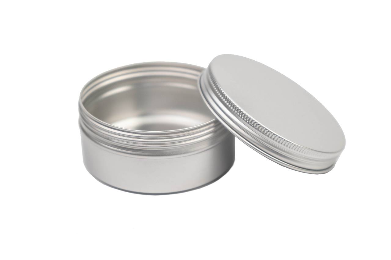 Runde 150 ml Aluminiumdose mit abgeschraubtem Deckel, schräg von oben aufgenommen. Die Innenseite der Dose ist sichtbar.