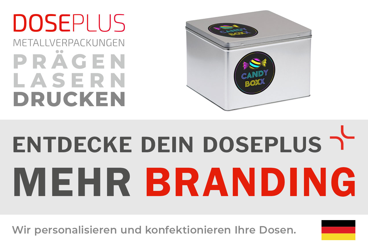 Doseplus silberne quadratische Metalldose mit farbigem Aufkleber „CANDY BOXX“ und Bonbon-Logo auf Deckel und Front. Text: „Metallverpackungen prägen, lasern, drucken – Entdecke dein Doseplus, mehr Branding“.