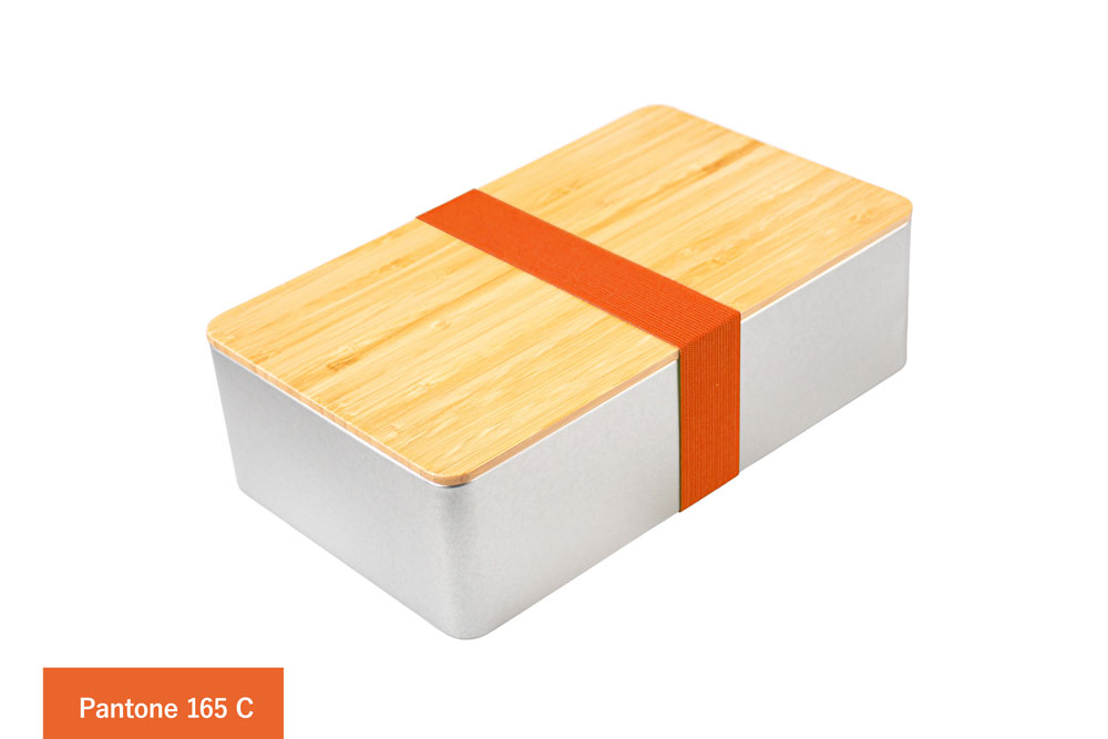 Eckige Blechdose aus silberfarbenem Metall mit Bambusdeckel, versehen mit leuchtendem Orangeton (Pantone 165 C), auf weißem Hintergrund.