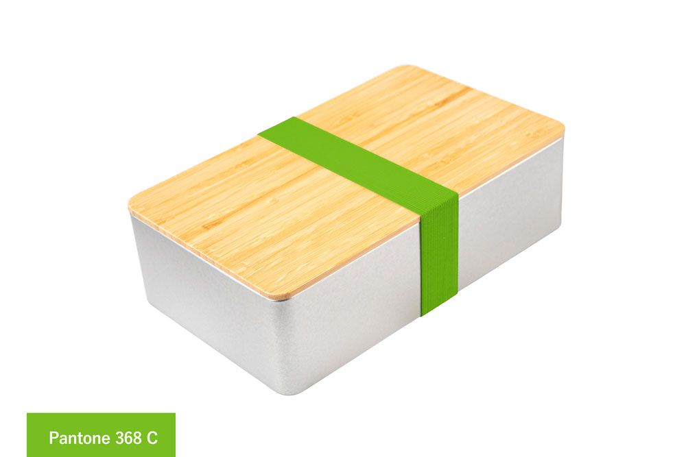 Eckige Blechdose aus silberfarbenem Metall mit Bambusdeckel, versehen mit frischem Grün (Pantone 368 C), auf weißem Hintergrund.