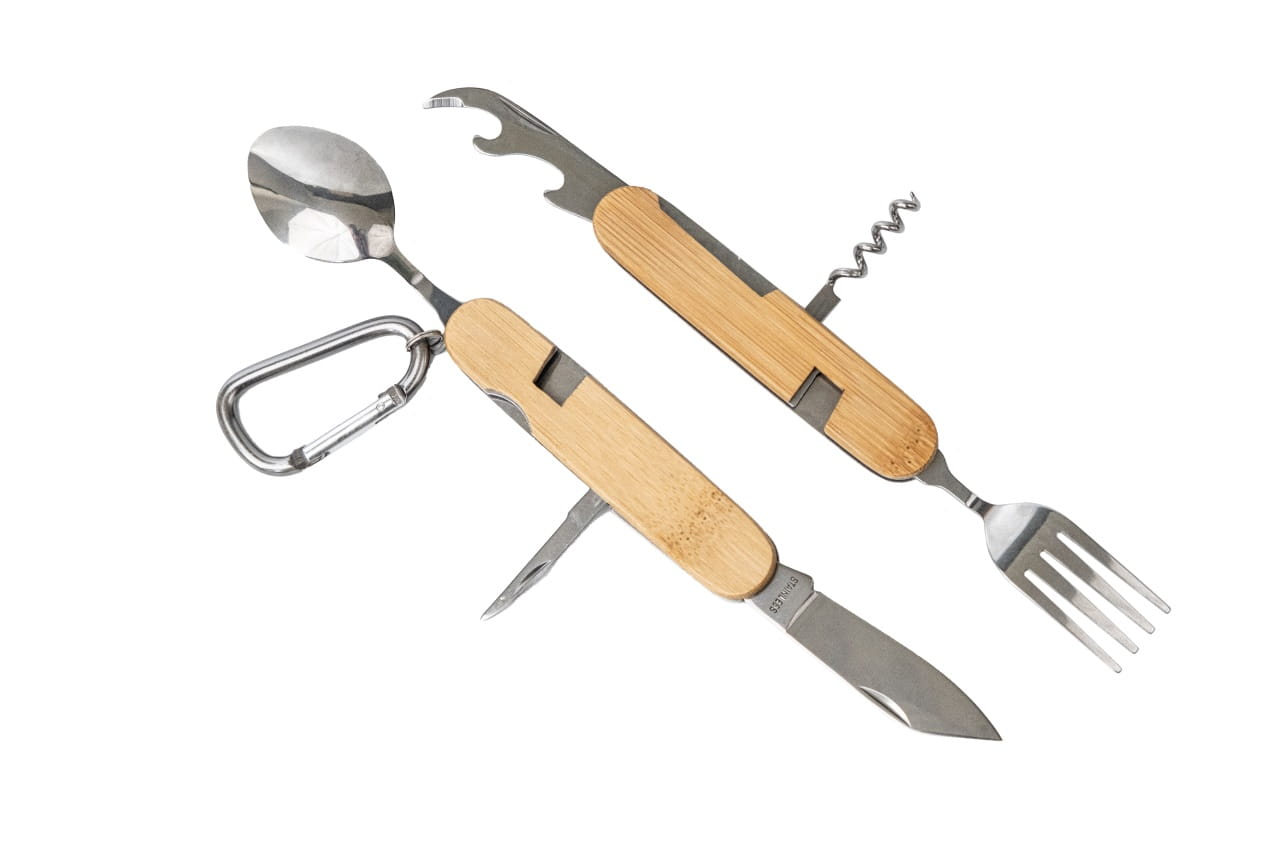 Geöffnetes multifunktionales Campingbesteck mit Bambusgriff. Messer, Gabel, Löffel, Flaschenöffner und Korkenzieher ausgeklappt, auf weißem Hintergrund mit Karabiner abgebildet.