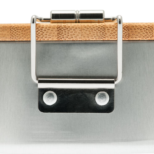 Produktbeispiel, Detail eines Bügelverschlusses einer Lunchbox aus Metall mit Bambusdeckel