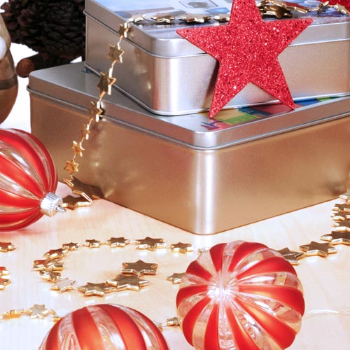Produktbeispiele von Metalldosen (eckige Plätzchendosen) mit weihnachtlichen Aufdrucken und Dekoration